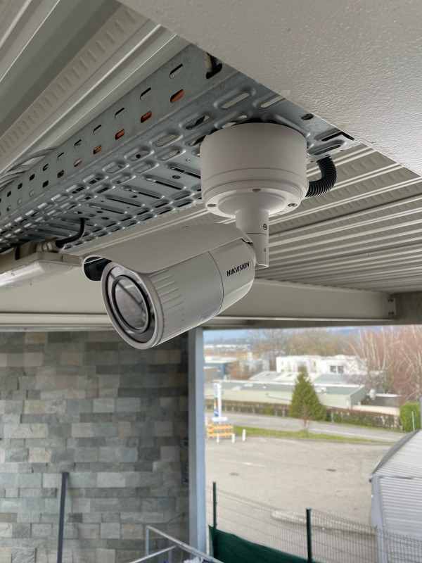 Installateur de caméra de surveillance extérieur pour un cabinet médical à Lyon